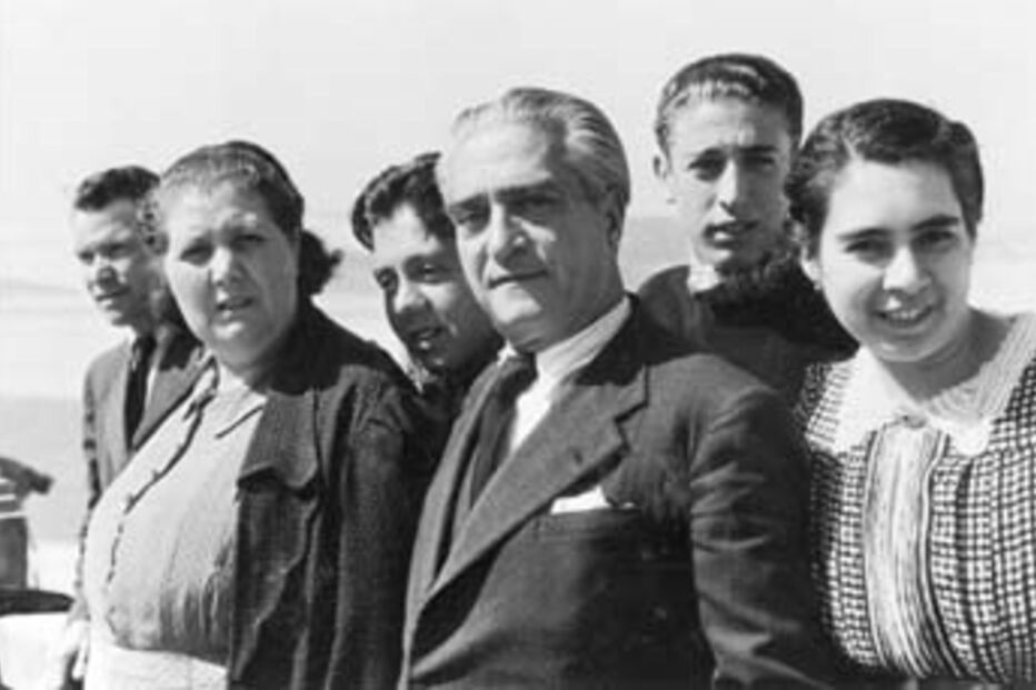 19-10-2016_17_33_51 19xx soares entre o pai e a mãe com outros familiares.jpg