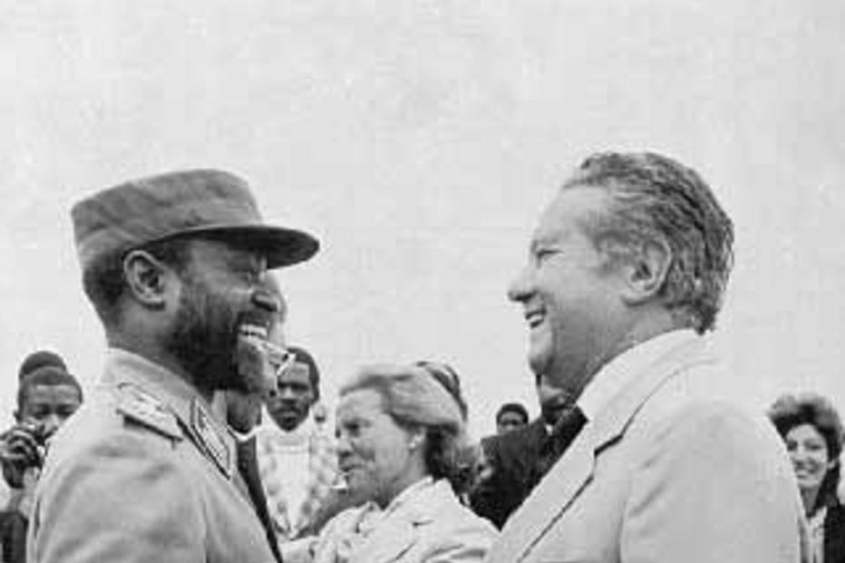 19-10-2016_17_45_28 1984 - Soares cumprimenta Samora Machel em Moçambique FMM alfredo Cunha.jpg