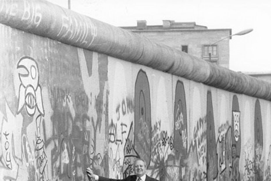 19-10-2016_17_45_34 1988 - soares em Berlim GETTY.jpg