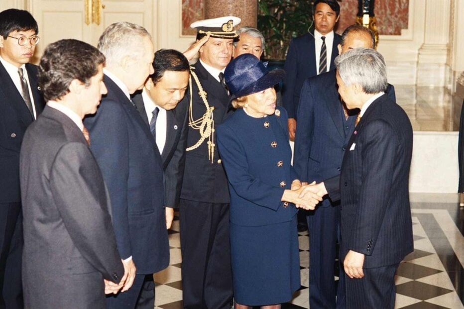 19-10-2016_17_45_37 1993  - Maria Barroso cumprimenta o Imperador do Japão, Akihito FMM.jpg