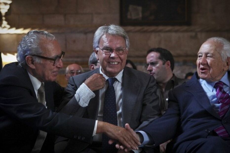 19-10-2016_17_45_48 2010 - Soares, Almeida Santos e Felipe Gonzalez GETTY.jpg