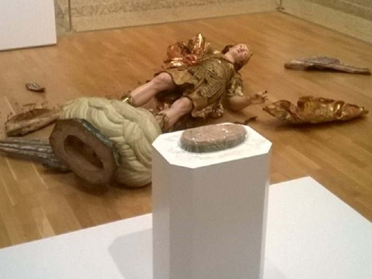 Escultura de S. Miguel destruída por turista - Cultura - Correio da Manhã
