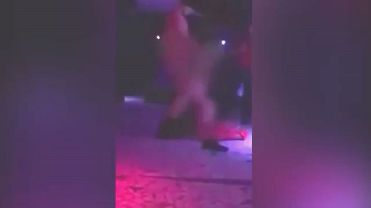 Casal faz sexo no meio de discoteca