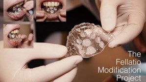 Dentista inventa aparelho para dar mais prazer no sexo oral