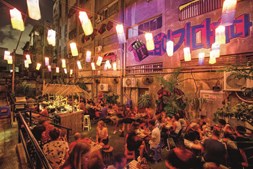 Depois de décadas a ser associado à pobreza e decadência, Florentin é hoje em dia o bairro mais ‘trendy’ de Tel Aviv. É conhecido pelos cafés, bares alternativos, galerias de arte e pelos muitos grafitis espalhados pelas ruas. 