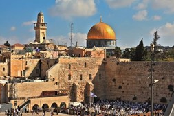 Muro das Lamentações (ou ocidental) é um dos locais mais sagrados para o judaísmo. Os fiéis deslocam-se ali para orar ou depositar os seus desejos escritos em papéis entre as fendas da parede