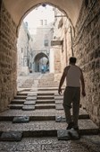 Ruas estreitas da zona velha de Jerusalém conduzem a alguns dos principais locais culturais e atrações turísticas da cidade
