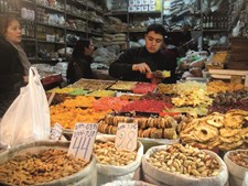 Produtos como fruta, vegetais, queijos, especiarias ou comidas típicas como falafel, shawarma ou baklava podem ser encontrados em mercados como o Mahane Yehuda, o mais popular em Jerusalém entre locais e turistas