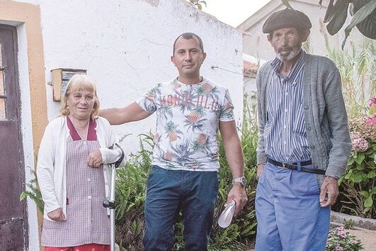 Idosos vivem em casa que corre o risco de ruir