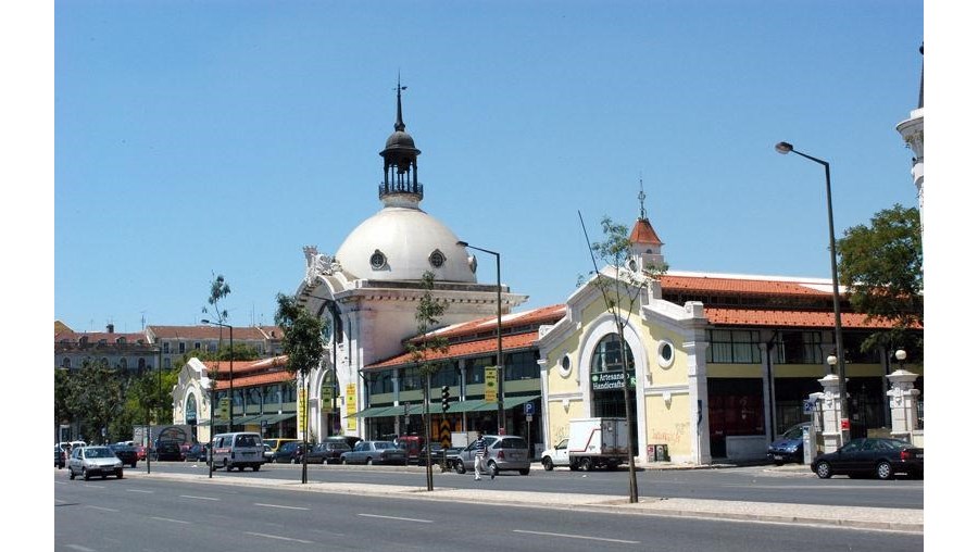 The Mercado da Ribeira houses as many as 40 restaurants and bars, besides a traditional marketplace