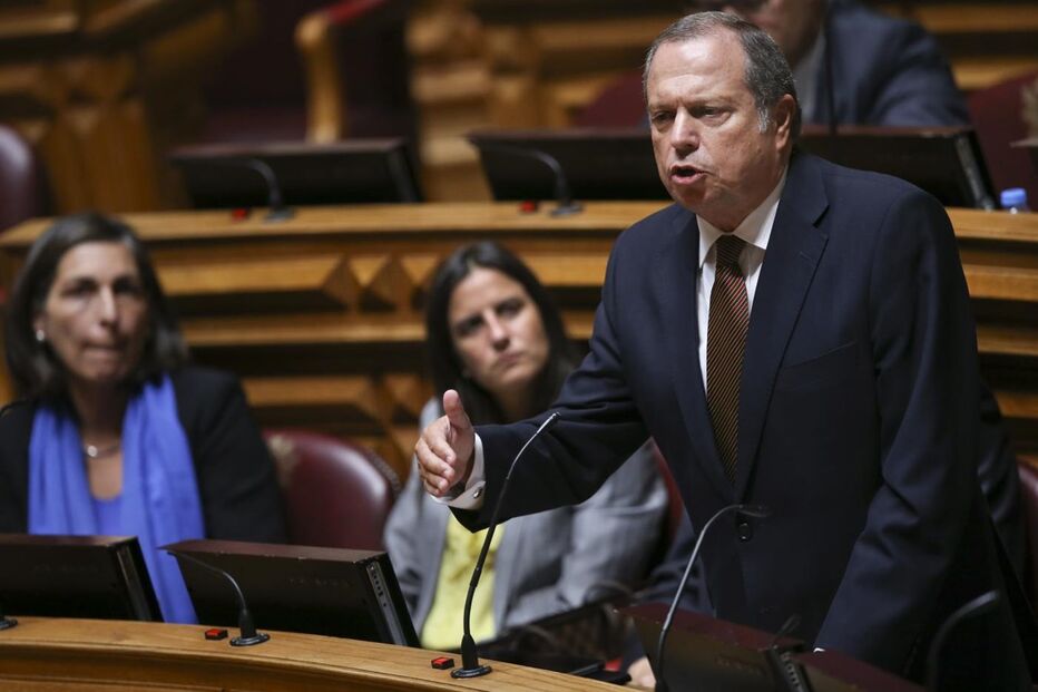 PS, Carlos César, renegociação, dívida, Portugal, União Europeia, Orçamento do Estado, Grandes Opções do Plano, economia, negócios e finanças, Produto Interno Bruto