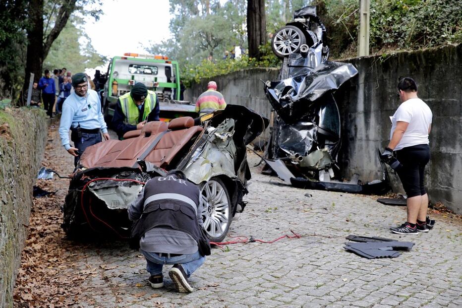 bmw, acidente, futebol, amigos, en105, mortos