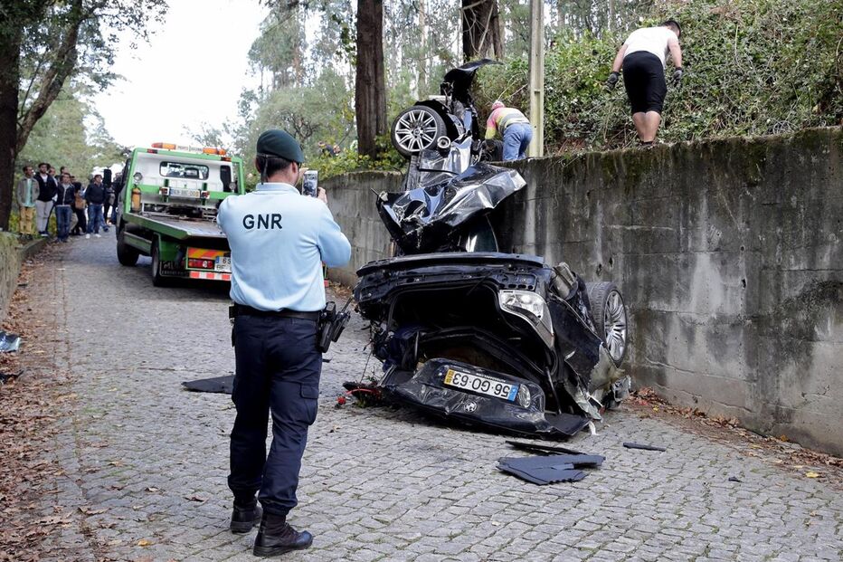bmw, acidente, futebol, amigos, en105, mortos