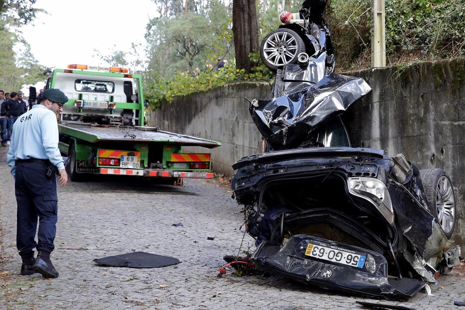 bmw, acidente, futebol, amigos, en105, mortos