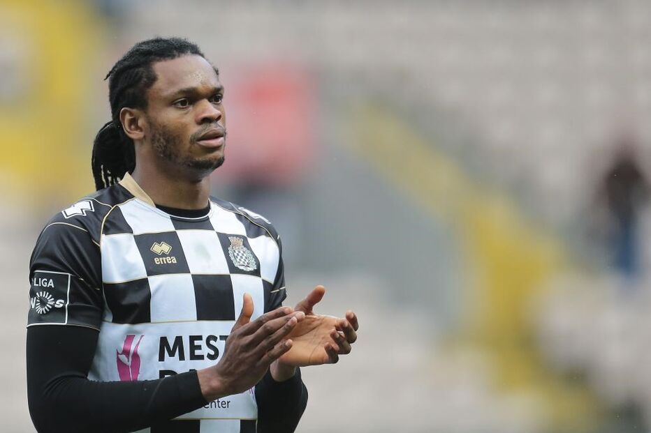 Michael Uchebo, Boavista, salário, ameaça, futebol, desporto