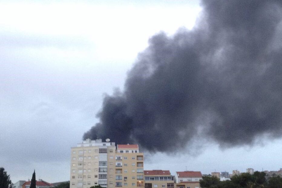 Incêndio, lixeira, Amadora, bombeiros