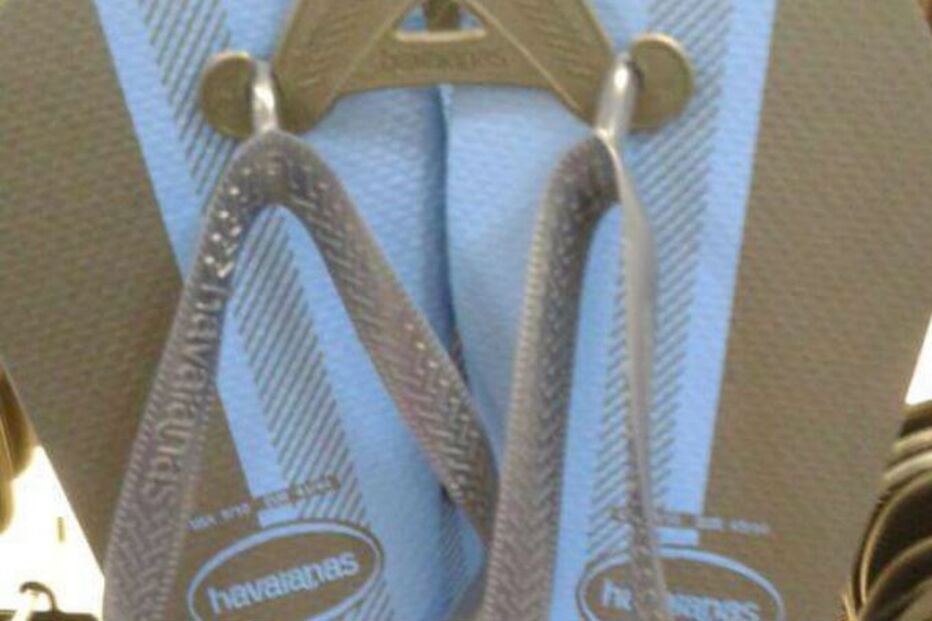 insólitos, chinelos, havainas, vestido, pernas, branco, dourado, azul, preto, polémica, redes sociais