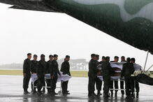 A chegada dos corpos ao aeroporto de Chapecó