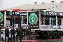 A chegada dos corpos ao aeroporto de Chapecó