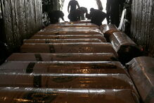 A chegada dos corpos ao aeroporto de Chapecó