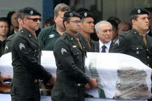 A chegada dos corpos ao aeroporto de Chapecó