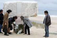 Familiares rezaram ontem junto ao monumento de homenagem aos jovens, colocado no areal da praia do Meco 