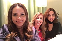 Fernanda Miranda, de 30 anos, apoia-se nas amigas