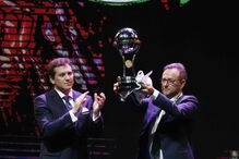 Presidente da Chapecoense recebeu o troféu esta quarta-feira