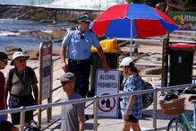 Australianos comemoram o Natal na praia de Bondi