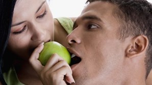 Insere frutas na vagina para o marido comer mais tarde