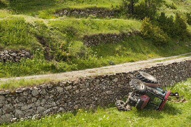 Trator capotou durante trabalhos