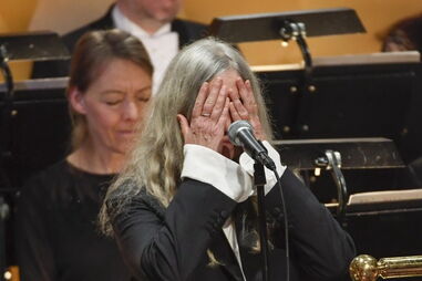 Patti Smith esquece-se de música de Bob Dylan durante entrega dos Nobel