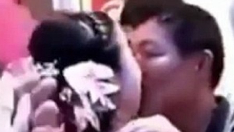 Homem beijou a noiva do próprio filho para ganhar uma aposta