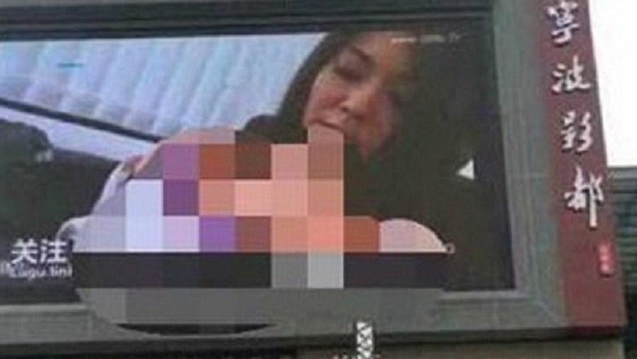 Ecrã gigante exibiu filme pornográfico durante vários minutos