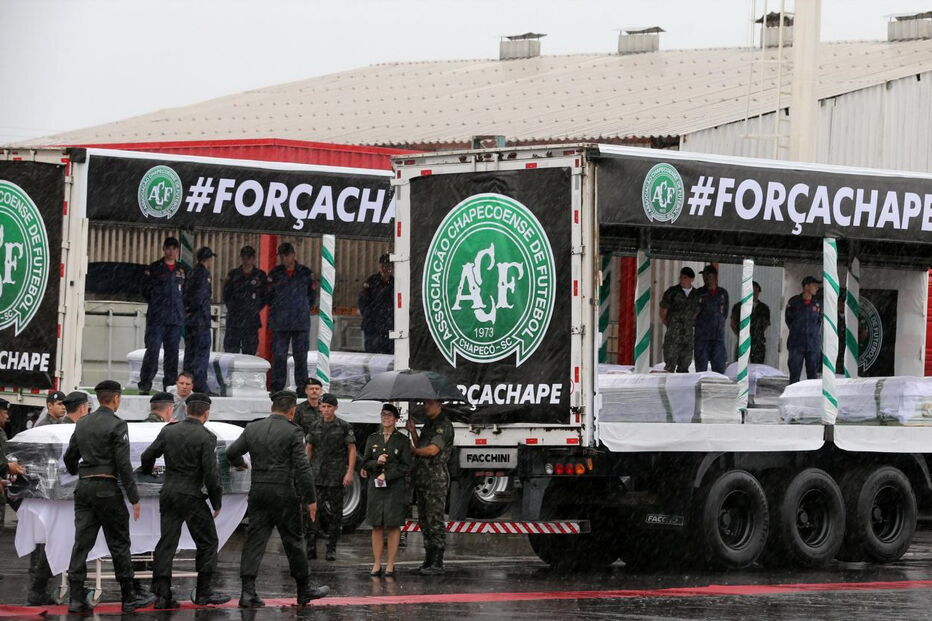 A chegada dos corpos ao aeroporto de Chapecó