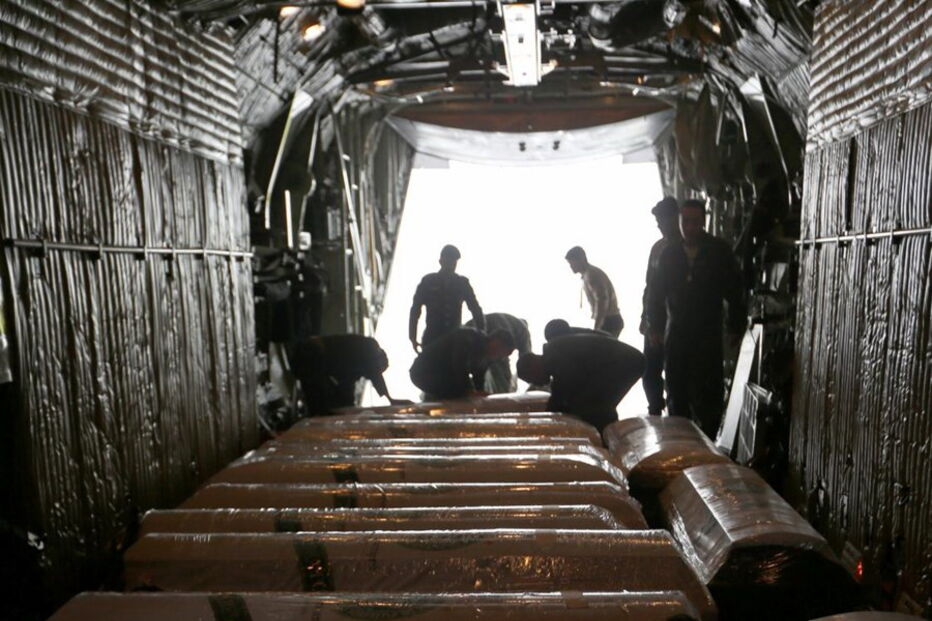 A chegada dos corpos ao aeroporto de Chapecó