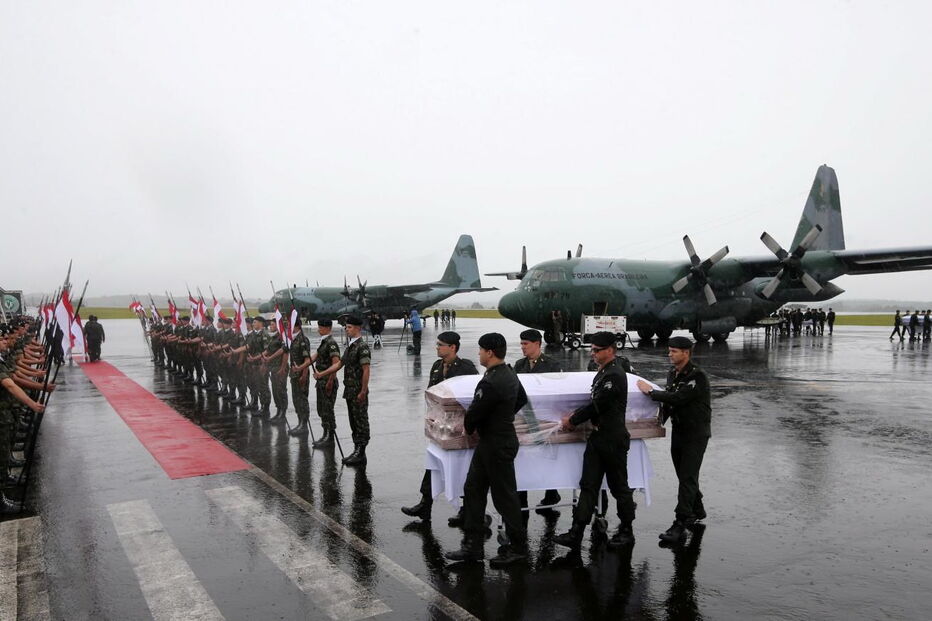 A chegada dos corpos ao aeroporto de Chapecó
