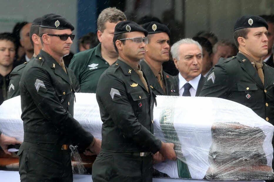 A chegada dos corpos ao aeroporto de Chapecó