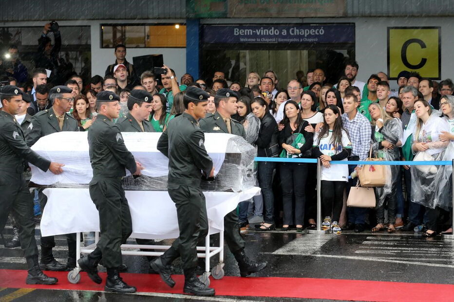 A chegada dos corpos ao aeroporto de Chapecó