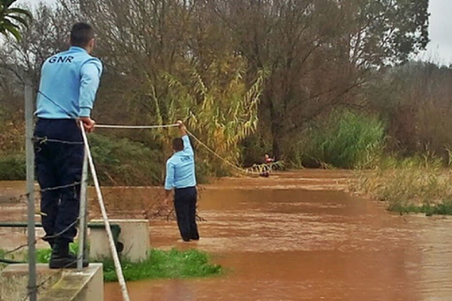 mau tempo, chuvas, ribeiras, algarve, resgate, águas, Tavira