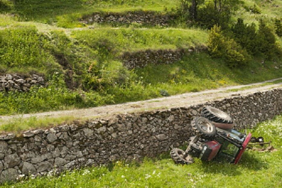 Trator capotou durante trabalhos