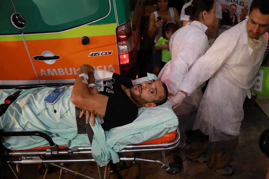 Alan Ruschel, jogador do Chapecoense, à chegada ao hospital brasileiro onde recupera