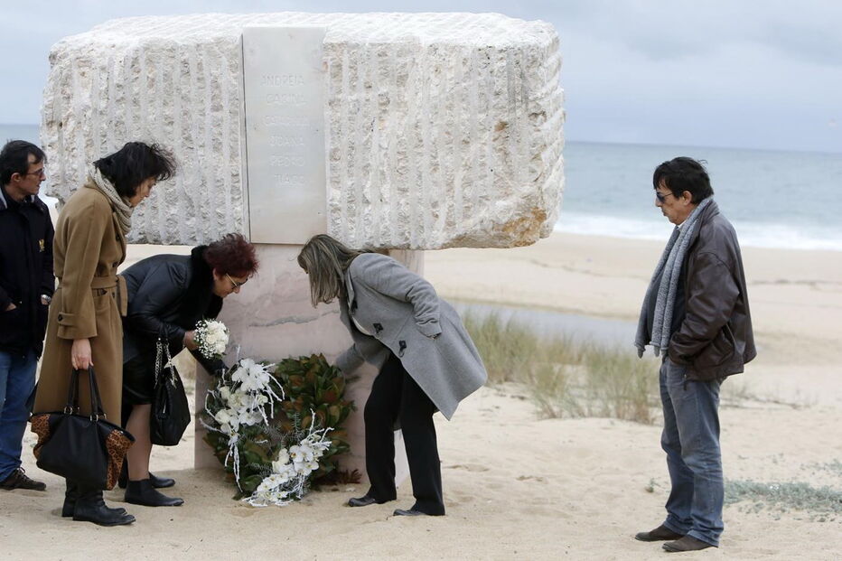 Familiares rezaram ontem junto ao monumento de homenagem aos jovens, colocado no areal da praia do Meco 