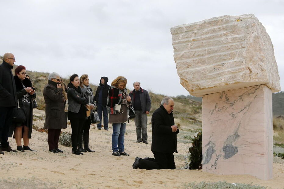 Familiares rezaram ontem junto ao monumento de homenagem aos jovens, colocado no areal da praia do Meco 