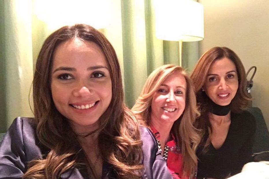 Fernanda Miranda, de 30 anos, apoia-se nas amigas