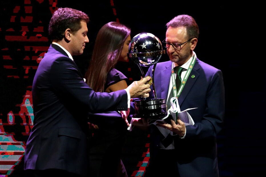 Presidente da Chapecoense recebeu o troféu esta quarta-feira