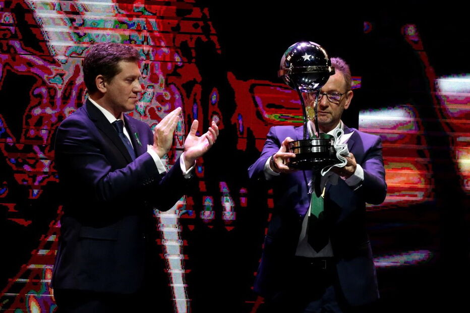 Presidente da Chapecoense recebeu o troféu esta quarta-feira