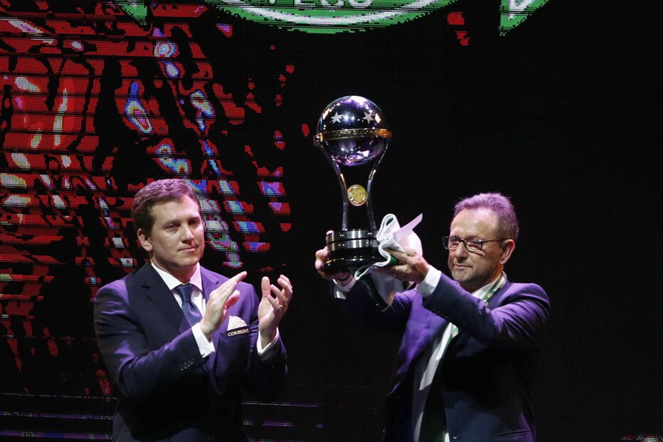 Presidente da Chapecoense recebeu o troféu esta quarta-feira