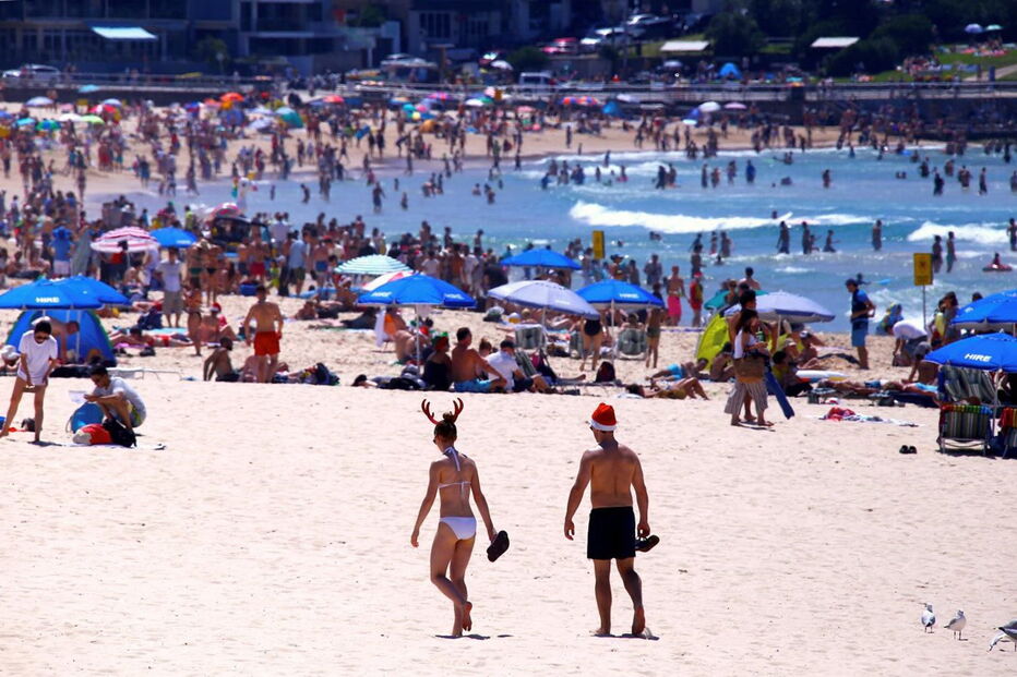 Australianos comemoram o Natal na praia de Bondi