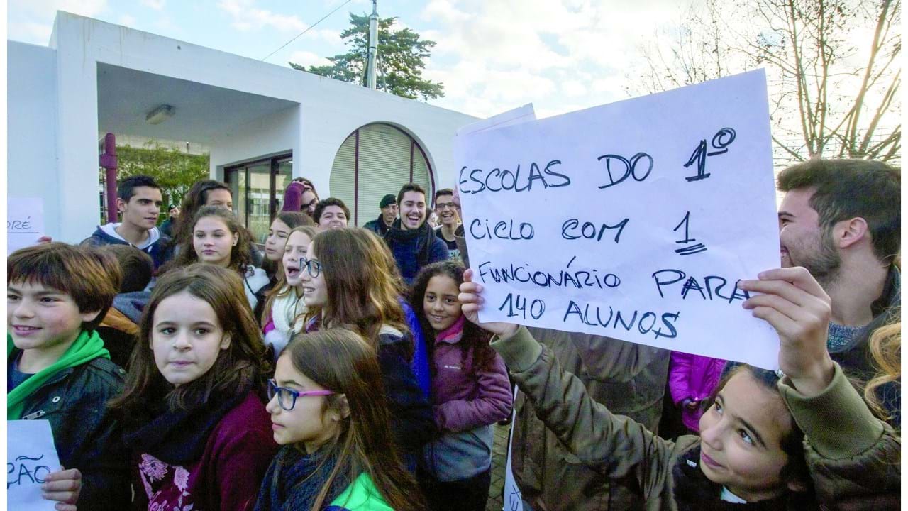 Centenas de professores e auxiliares em protesto e escolas